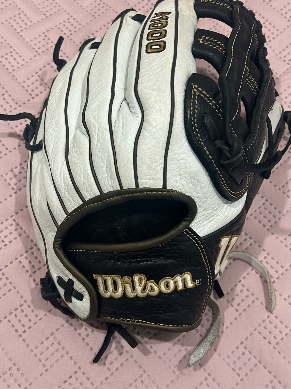 Wilson a1000 fastpitch softball glove - Picture 2 of 9
